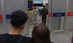 Tercer vuelo con chilenos deportados desde EE.UU. aterrizó en Santiago: Uno quedó detenido por orden judicial pendiente