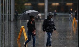 Metro informa que trenes circulan con velocidad reducida debido a la lluvia en Santiago