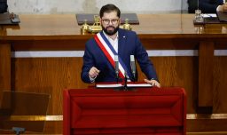 Boric homenajea a funcionarios fallecidos de Carabineros y PDI: “No pertenecen a un gobierno ni a un sector, son mártires de Chile”