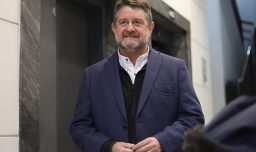 Allanan domicilio del gobernador Claudio Orrego por presunto uso de fondos públicos en su campaña de reelección