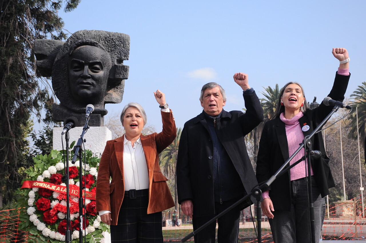 Jeannette Jara, Lautaro Carmona y Bárbara Figueroa depositan una ofrenda floral al fundador del PC, Luis Emilio Recabarren, en el marco del aniversario 113 de la colectividad/Agencia Uno