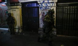 Allanan edificio tomado en Santiago: Carabineros investiga doble homicidio ocurrido en La Vega