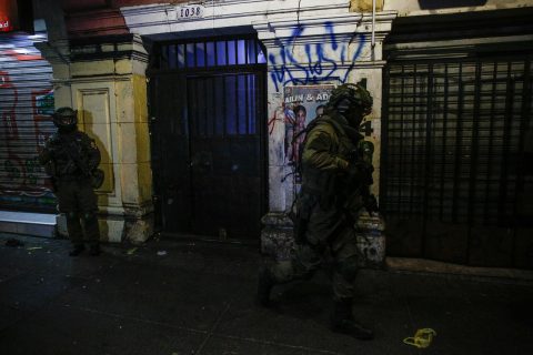 Allanan edificio tomado en Santiago: Carabineros investiga doble homicidio ocurrido en La Vega