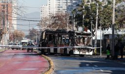 Encapuchados incendian bus del transporte público frente al INBA en medio de manifestaciones