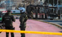 "Me lanzaron botellas con bencina": Rector interino del INBA narra encuentro con encapuchados que incendiaron bus