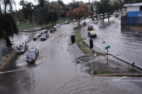 Vuelven las lluvias a Santiago este fin de semana: ¿Cuándo comenzarán y cuántos milímetros caerán?