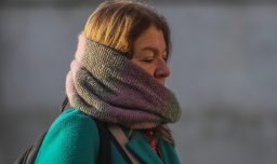 ¿Te duelen las rodillas en invierno? Experto explica por qué y entrega recomendaciones para aliviar los dolores articulares