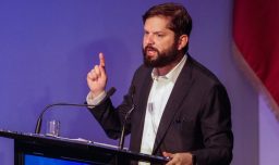 Presidente Boric condena ataques entre Israel e Irán y dice que "las guerras siempre las terminan pagando los inocentes"