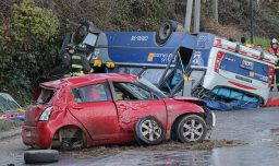Grave accidente de microbus en Chiguayante: Conductor falleció y hay al menos 25 personas heridas