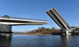 Justicia falla a favor de empresa española tras polémica construcción del puente Cau Cau: Estado deberá pagarle $1.500 millones