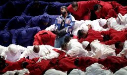 Arrestan a bailarín de Kendrick Lamar por protesta con bandera palestina en el Super Bowl 2025