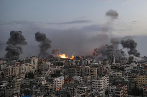 Tres personas murieron en un ataque iraní con misiles en el sur de Israel
