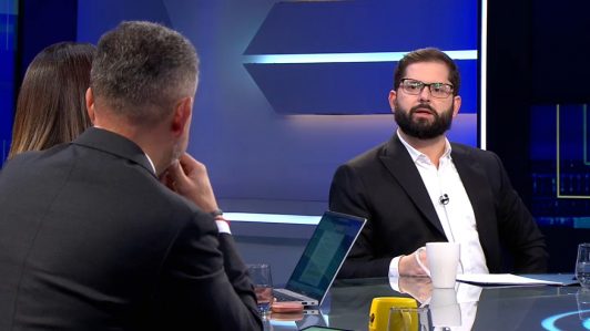 "Comete el error de estar en una postura muy arrogante": El emplazamiento de Boric a la derecha por eventual gobierno