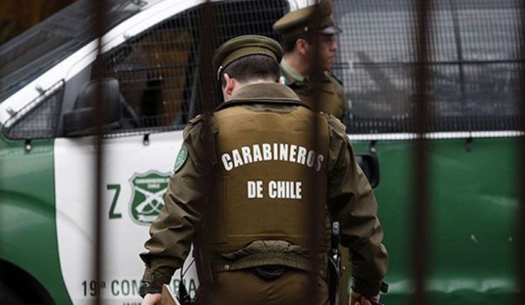Fingió ser sordomuda y robó dos celulares en minutos: Captan insólito delito al interior de local en Santiago