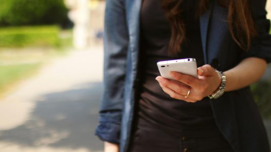 Adicción digital en adolescentes: Estudio revela conexión alarmante con conductas suicidas