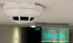 Pasa al Senado proyecto que busca obligar a viviendas la instalación de detectores de humo: ¿De qué se trata?