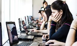 Lanzan plataforma con inteligencia artificial para orientar a estudiantes que rinden la PAES