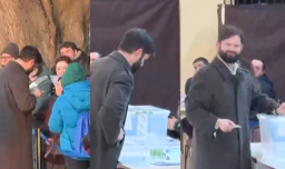 Así fue la llegada del Presidente Boric a su local de votación en Punta Arenas