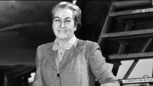Gabriela Mistral será homenajeada con escultura en Plaza Baquedano: Boric anuncia monumento en su honor