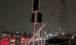 Poste con peligro de caída provoca restricción de tránsito en Quilín con Vicuña Mackenna