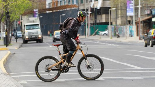 Radiografía al uso de la bicicleta en Chile: La mayoría las utiliza para ir al trabajo, trámites y estudios