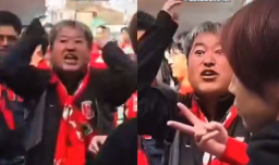 Captan a hincha japonés insultando en español a fanáticos de River en el Mundial de Clubes