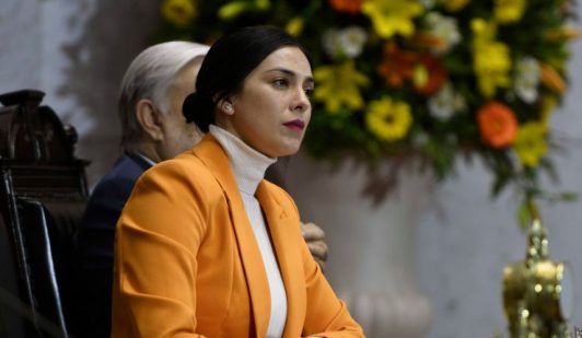 Cariola niega delito tras filtración de chats en los que pide gestionar multas a Durán y acusa “operación política” en su contra
