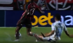 Fractura y rotura de ligamentos: La durísima lesión de Jamerson que conmociona al fútbol brasileño