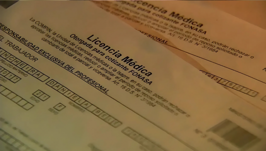 Eliminar "período de carencia" y disminuir pago íntegro del sueldo: Las fórmulas del Gobierno para reformar licencias médicas