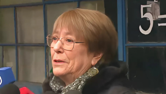 Bachelet llega a votar e insiste en la importancia de las primarias: "Una oportunidad para que la gente de su opinión a conocer"