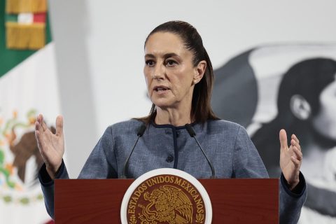 Presidenta de México condena violencia en protestas por redadas migratorias en EE.UU.