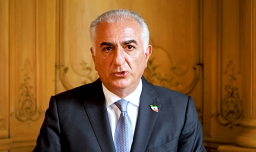 Hijo exiliado del monarca depuesto en Irán llama a alzarse: "La República Islámica está cayendo"