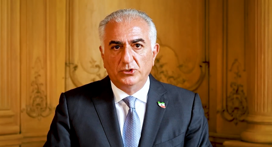 Hijo exiliado del monarca depuesto en Irán llama a alzarse: "La República Islámica está cayendo"