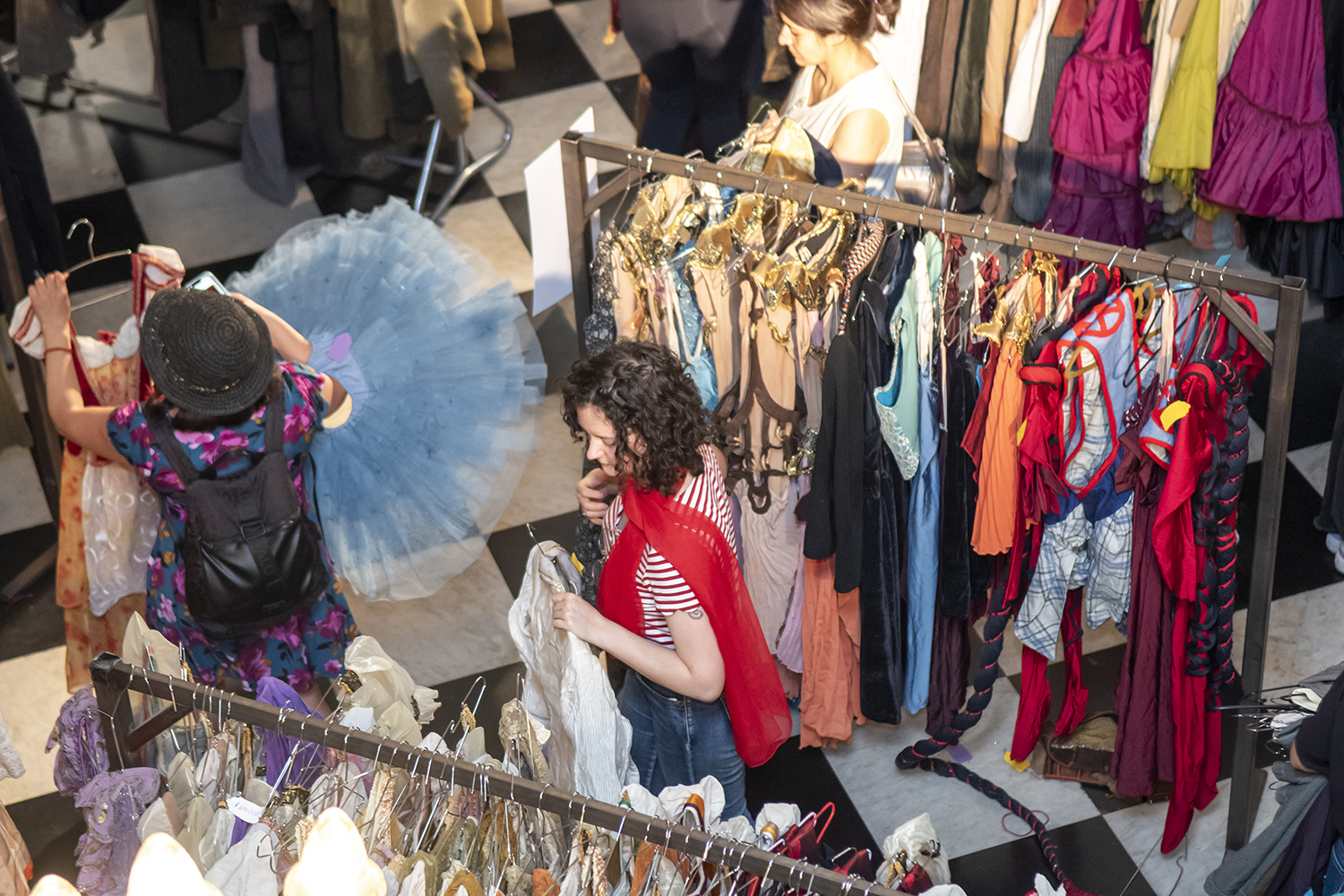 Teatro Municipal de Santiago abre sus puertas para venta de vestuario teatral: Precios parten desde los $3 mil/Teatro Municipal