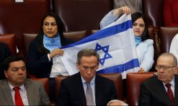 Diputadas Concha y Muñoz levantan bandera de Israel durante Cuenta Pública