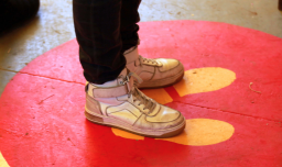 Esta es la peligrosa razón por la que tus zapatos podrían enfermar a tu familia