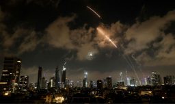 Tras nueva ola de ataques de Irán: Informan que un misil impactó un edificio residencial en el sur de Israel