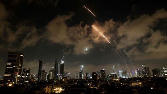 Tras nueva ola de ataques de Irán: Informan que un misil impactó un edificio residencial en el sur de Israel