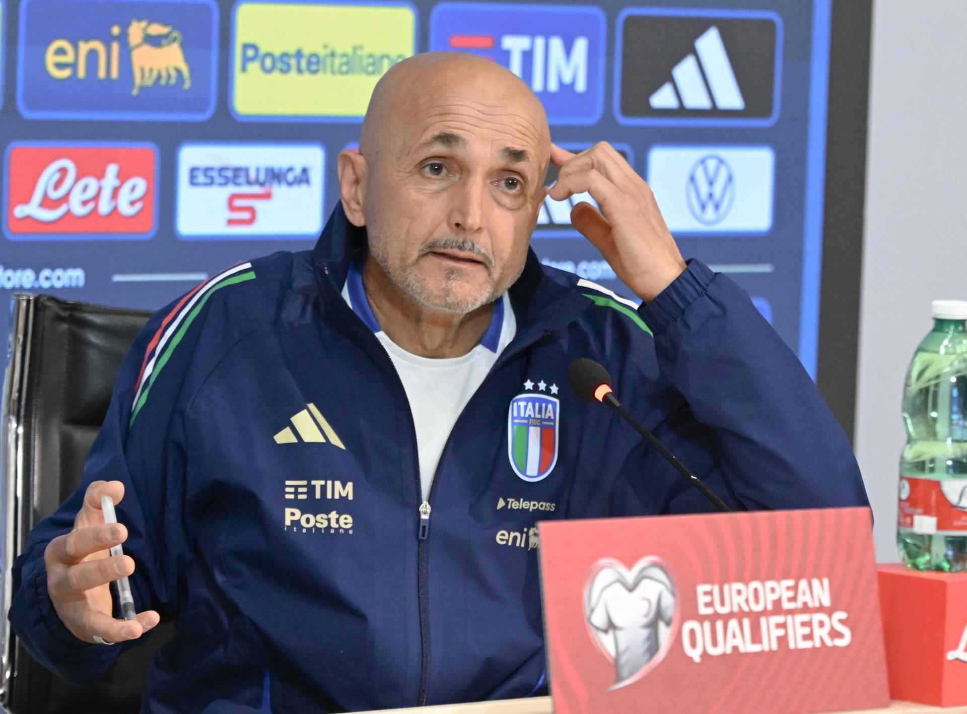 Luciano Spalletti anuncia que la Federación Italiana de Fútbol (FIGC) le destituyó del cargo de seleccionador de Italia. EFE/EPA/CLAUDIO GIOVANNINI
