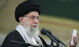 ¿Quién es el ayatola Alí Jamenei, el líder de Irán a quien Trump calificó como "blanco fácil"?