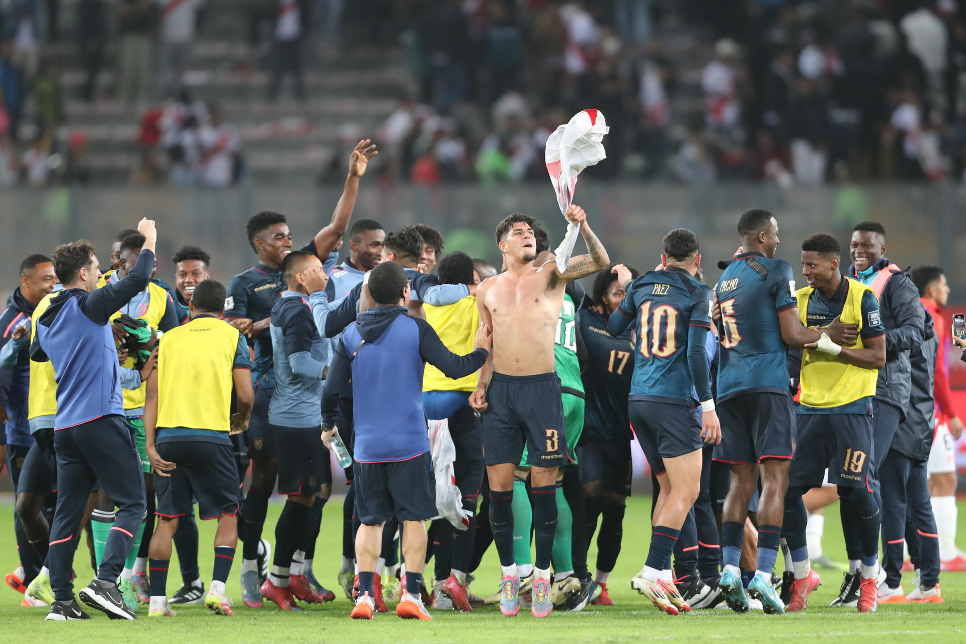 Jugadores de la selección de Ecuador celebran este martes su clasificación anticipada al Mundial de 2026 tras igualar sin goles con Perú en el estadio Nacional del Perú (Perú). EFE/ Paolo Aguilar