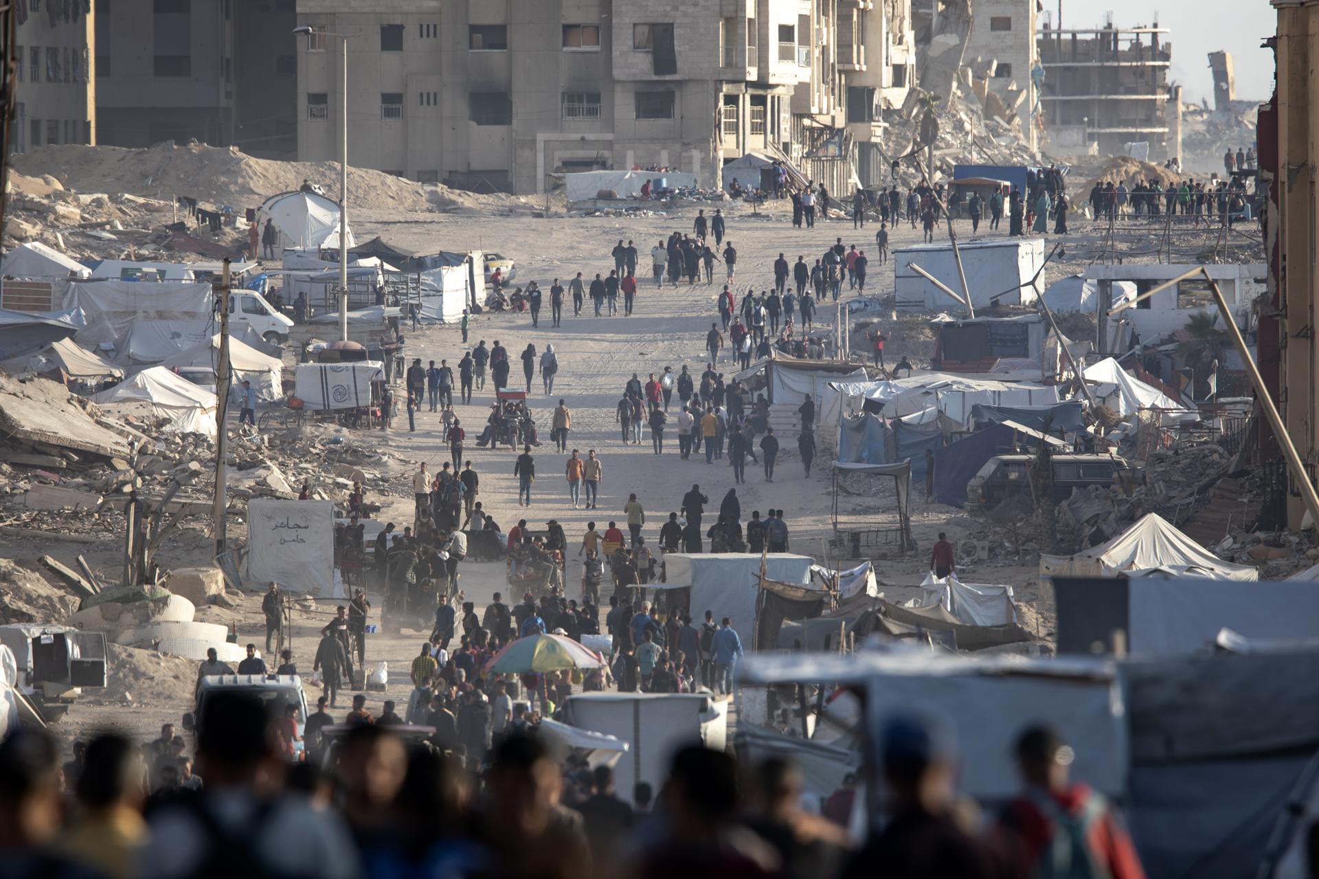 Vista general de tiendas de campaña que albergan a palestinos desplazados internos a lo largo de la costa de Gaza, en una imagen del 2 de junio de 2025. EFE/EPA/HAITHAM IMAD