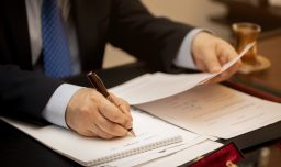 Egresados desde 1981 hasta 2024: Emiten resolución histórica que obliga a repetir prácticas de Derecho a falta de informe final