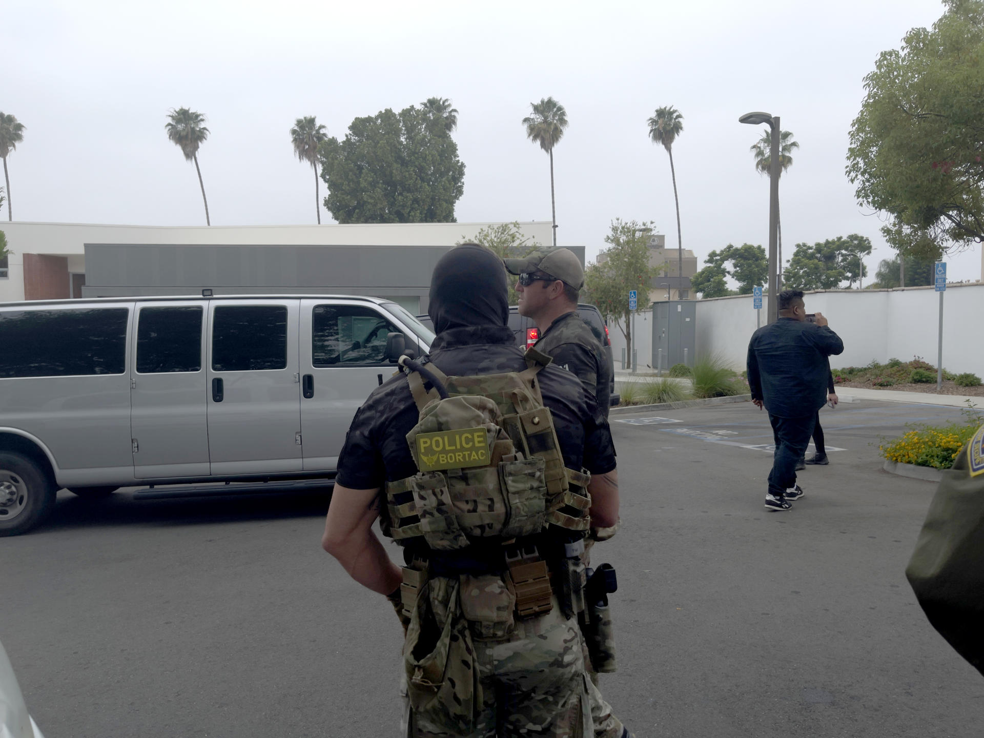 Agentes de la Unidad Táctica de la Patrulla Fronteriza (Bortac) y otros agentes de detención se preparan para salir a un operativo el lunes, en la alcaldía de Whittier, California, (EE.UU.). EFE/ Ana Milena Varón