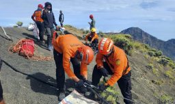 Encuentran sin vida a turista brasileña que cayó por el barranco de un volcán en Indonesia