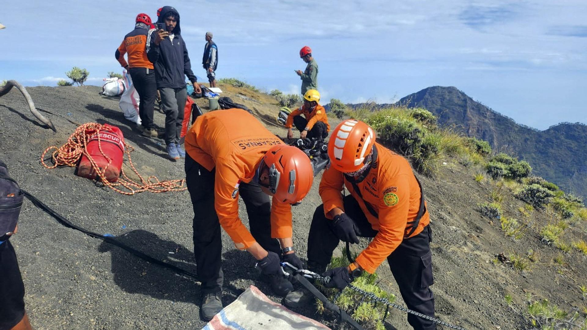 Encuentran sin vida a turista brasileña que cayó por el barranco de un volcán en Indonesia
