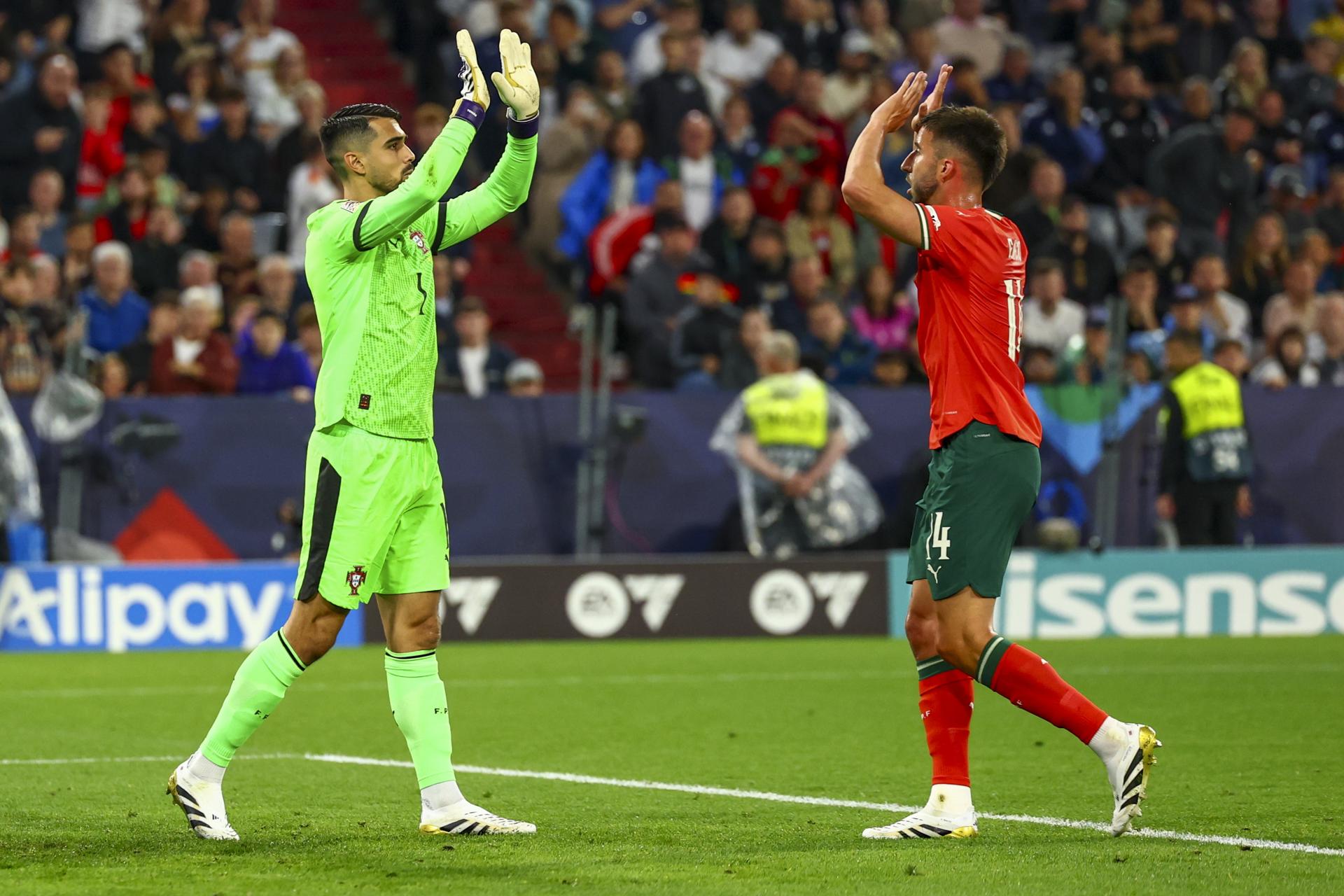 El portero portugués Diogo Costa y su compatirota Goncalo Inacio durante la primera semifinal de la Liga de Naciones entre Alemania y Portugal en el Allianz Arean de Múnich, Alemana. EFE/EPA/ANNA SZILAGYI