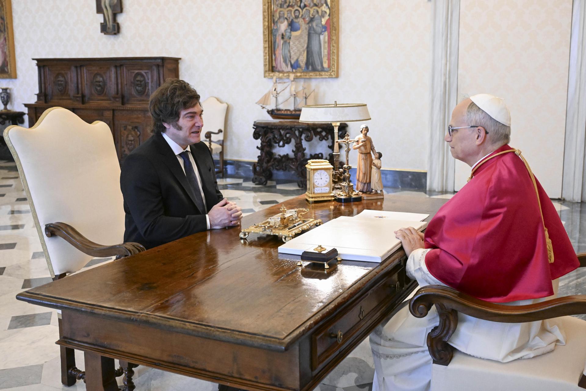 Una imagen proporcionada por Vatican Media muestra al Papa León XIV con el presidente de Argentina, Javier Milei, en la Ciudad del Vaticano, el 7 de junio de 2025. (Papa) EFE/EPA/VATICAN MEDIA 