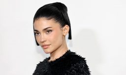 Kylie Jenner reveló detalles de su cirugía de aumento mamario en redes y reabrió debate sobre estándares de belleza