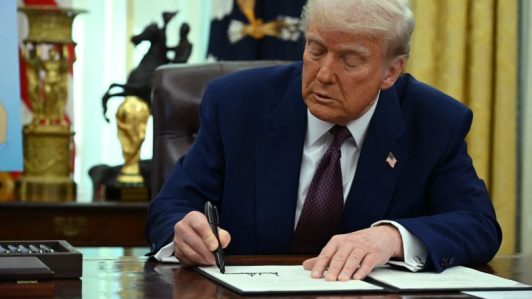 Trump firma una proclamación parcial que prohíbe viajes desde Venezuela y otros países, según informaron fuentes